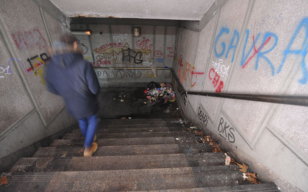 Код Вука са гас-маском преко лица 